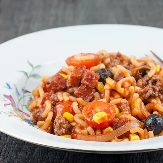 Macaroni met chorizo en tomaat