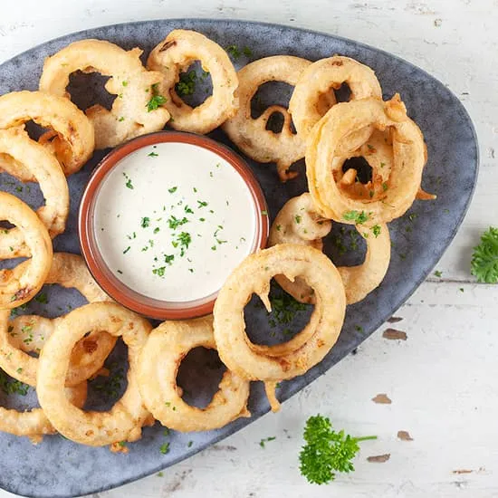 Recept: Gefrituurde uienringen in bierbeslag