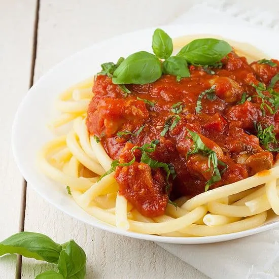 Recept: Pittige kippendijen tomaten pasta