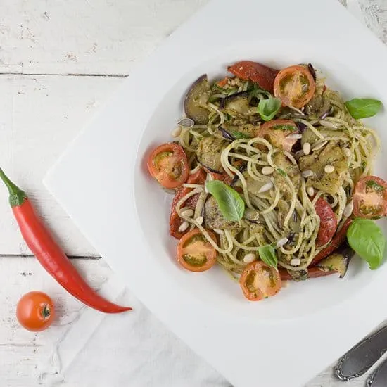 Pasta met geroosterde groenten en pesto