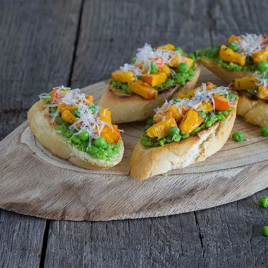 Recept: Bruschetta met pompoen en erwtjes