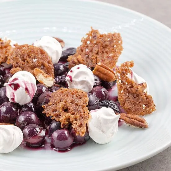 Zoetzure warme druiven met mini meringues