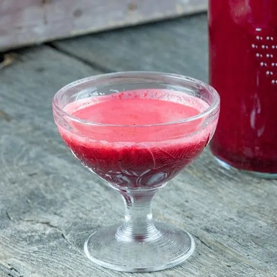 Recept: Rode bietensap met appel en wortel