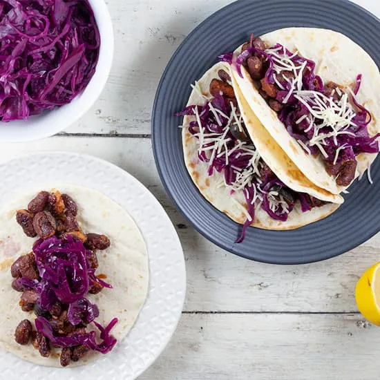 Mini tortilla's met gebakken bonen en rode kool