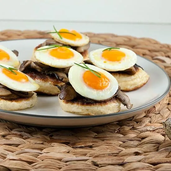 Recept: Blini's met kastanjechampignons en kwarteleitjes