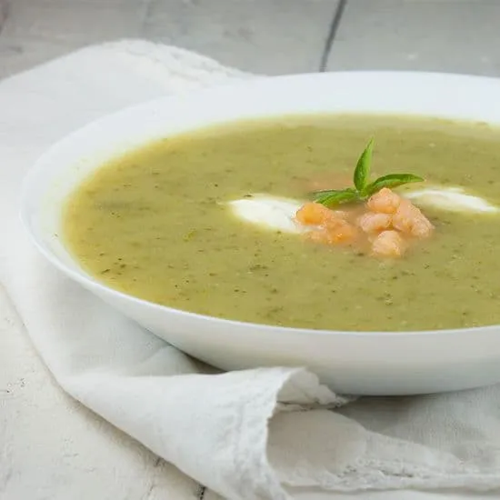 Recept: Makkelijke courgettesoep met garnalen
