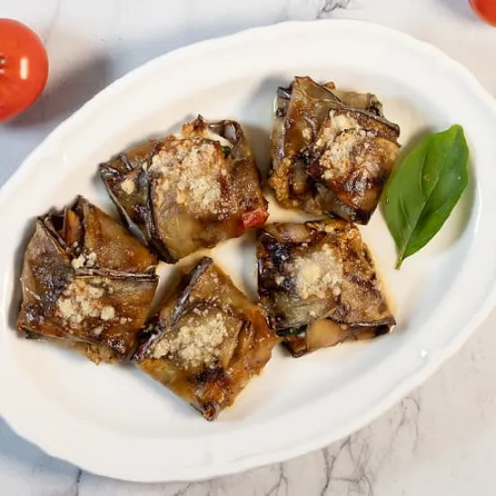 Aubergine hapjes met tomaat en mozzarella