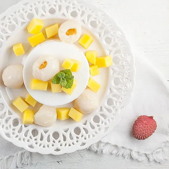 Lychee-kokos pudding met mango