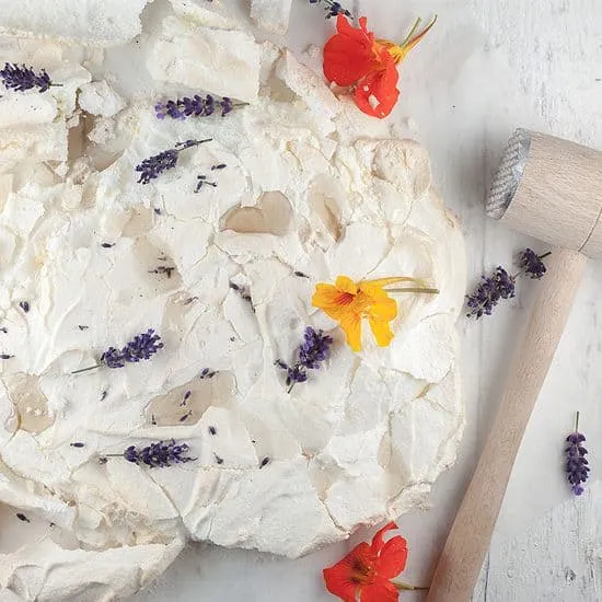 Citroen pavlova met lavendel siroop