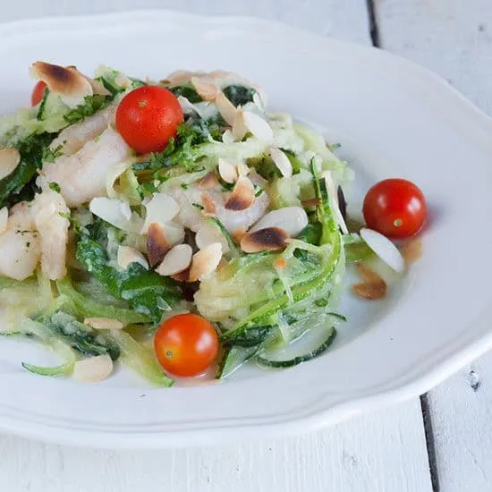 Courgette spaghetti met garnalen en romige bloemkool