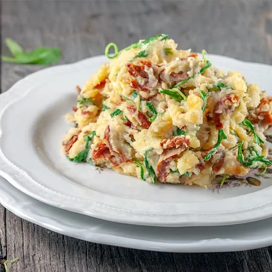 Recept: Rucola stamppot met zongedroogde tomaatjes