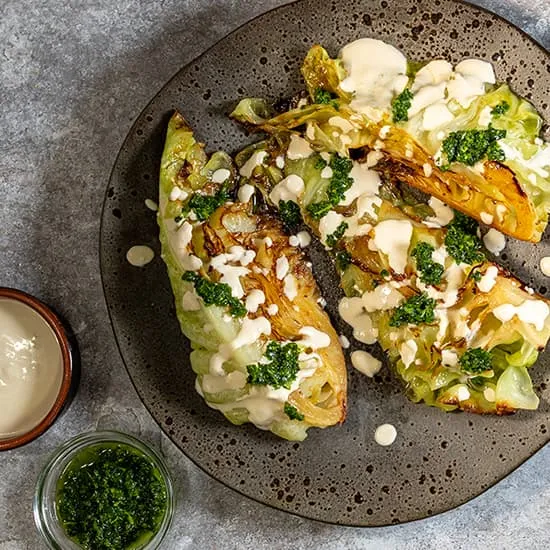 Recept: Gebakken spitskool met tahinisaus