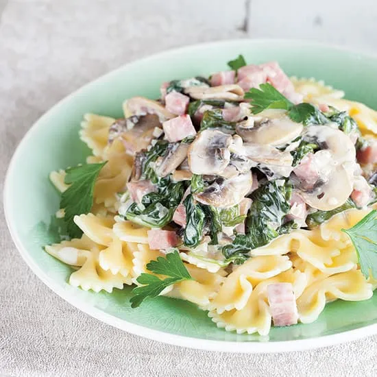 Recept: Farfalle met ham, champignons en spinazie
