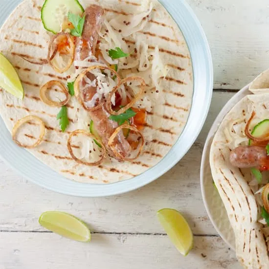 Tortilla's met worstjes, witte kool en krokante ui
