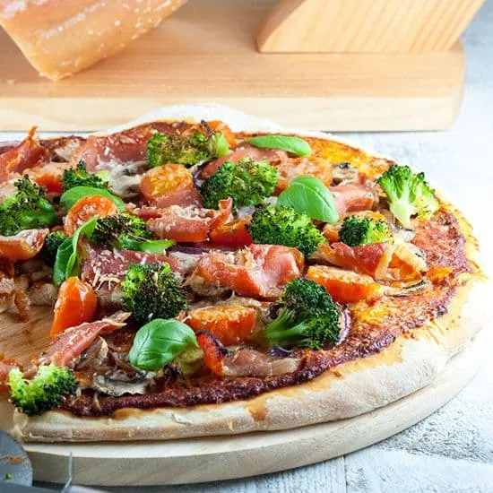 Serranoham, broccoli en basilicum pizza
