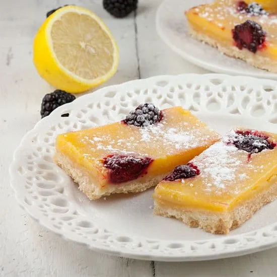 Lemon bars met bramen