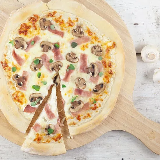 Recept: Makkelijke pizza met ham en champignons