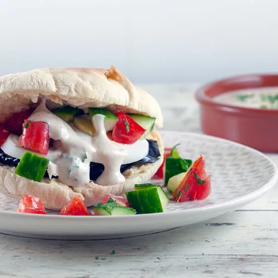 Recept: Sabich - Pitabroodjes met aubergine en ei