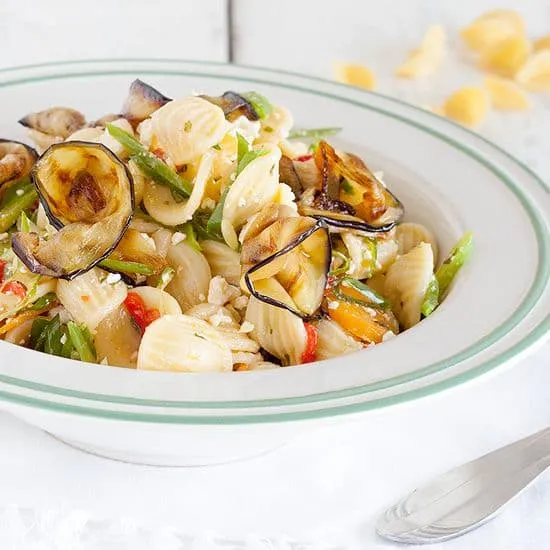 Recept: Orecchiette pasta salade met snijbonen en bosui