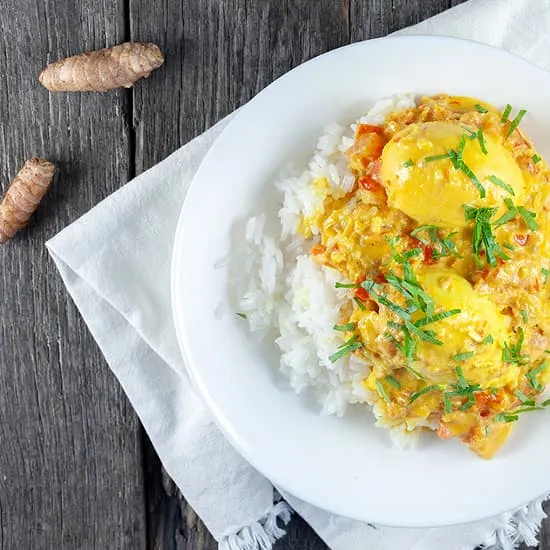 Kruidige eiercurry met verse kurkuma
