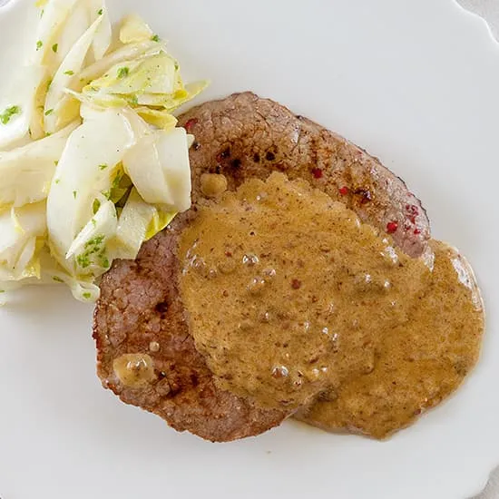 Recept: Biefstuk met roze pepersaus