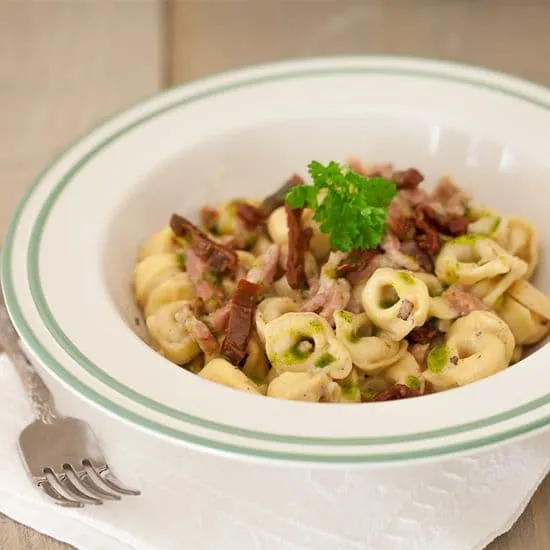 Recept: Tortellini met spekjes en kruidenolie