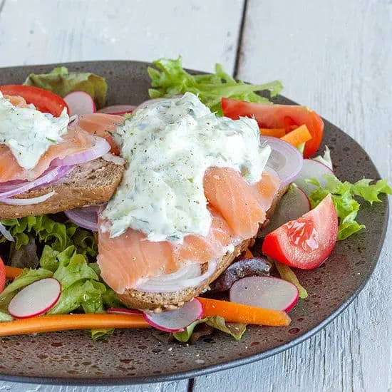 Recept: Broodje gerookte zalm en komkommer roomkaas