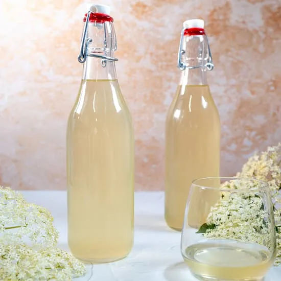 Recept: Zelf vlierbloesemsiroop maken