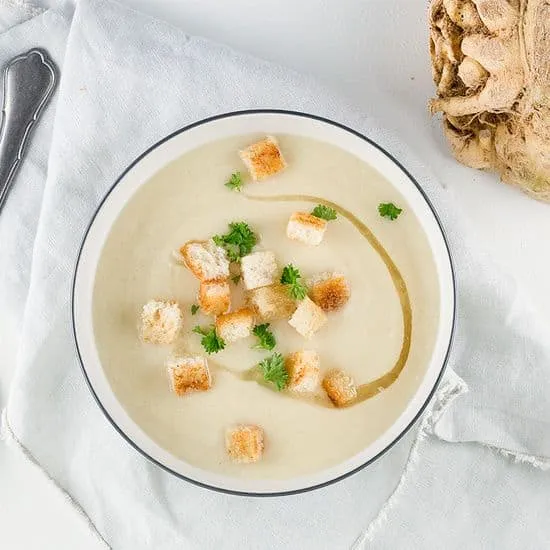 Recept: Knolselderij soep met spekvet en croutons