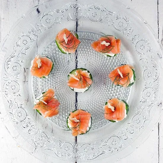 Recept: Mini komkommerhapjes met gerookte zalm