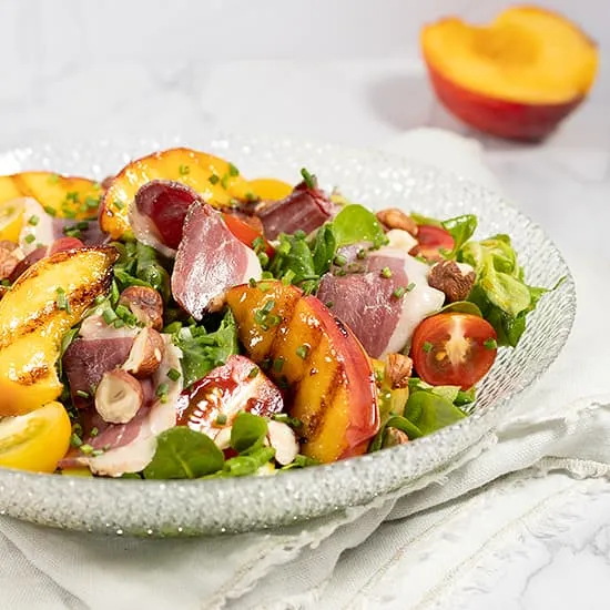 Recept: Gerookte eendenborst salade met perzik