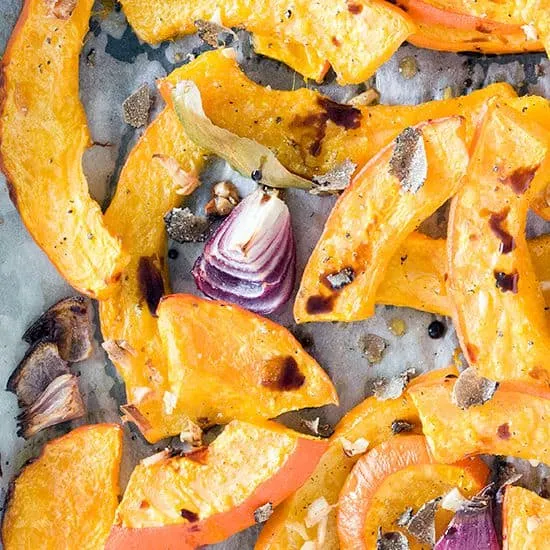 Recept: Geroosterde pompoen met rode ui en truffel