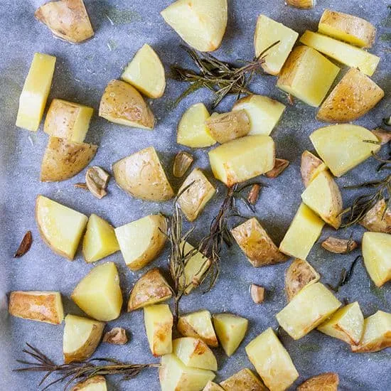 Recept: Aardappelpartjes uit de oven met rozemarijn en knoflook