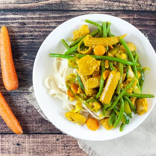 Recept: Wokschotel met kip in kurkuma-kokossaus