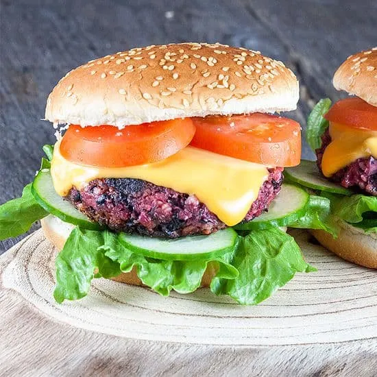 Recept: Geroosterde rode bietenburger (vegan)