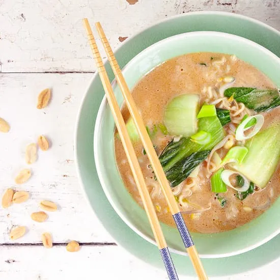 Recept: Pindasoep met noedels en paksoi