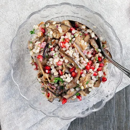 Recept: Parelcouscous salade met granaatappel en aubergine