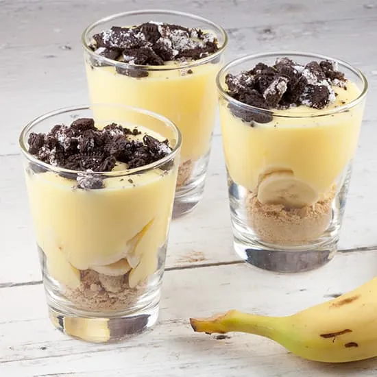 Vanillepudding met banaan en oreo koekjes