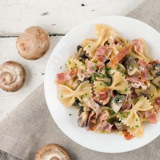 Recept: Romige farfalle met champignons en ham