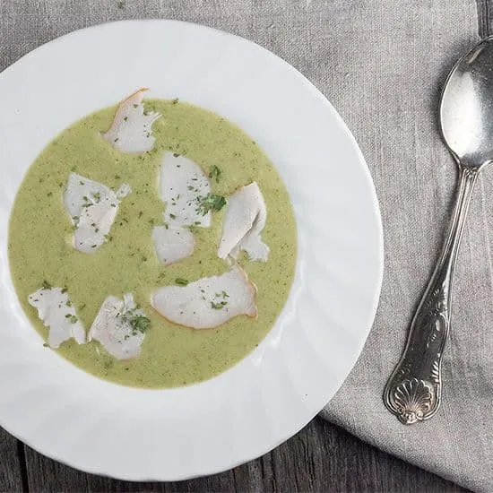Recept: Romige broccolisoep met gerookte kip