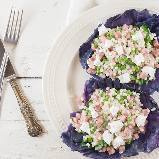 Parelcouscous in rode koolblad met geitenkaas