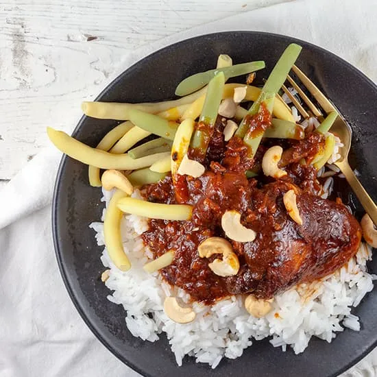 Kippendijen met tomatensaus uit de slowcooker