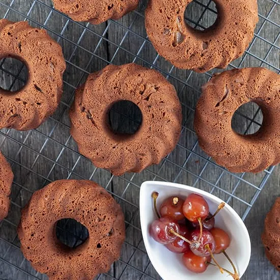 Recept: Mini chocolade tulband cakejes met kersen