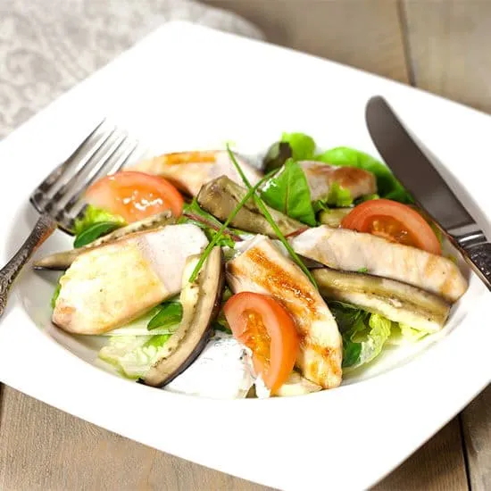 Kipsalade met oven geroosterde aubergine