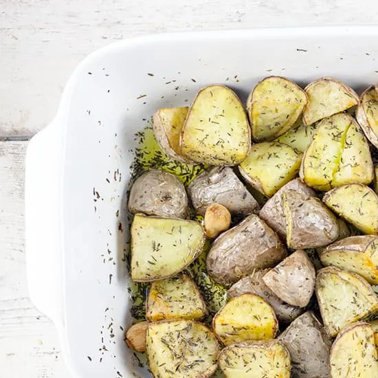 Recept: Geroosterde Roseval aardappelen met knoflook