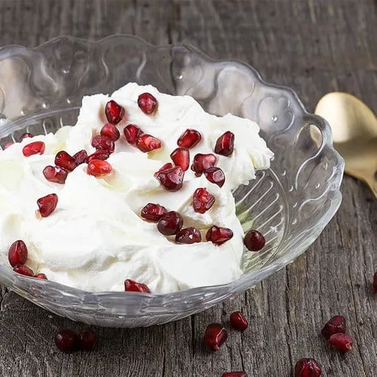 Recept: Labneh met knoflook en granaatappel