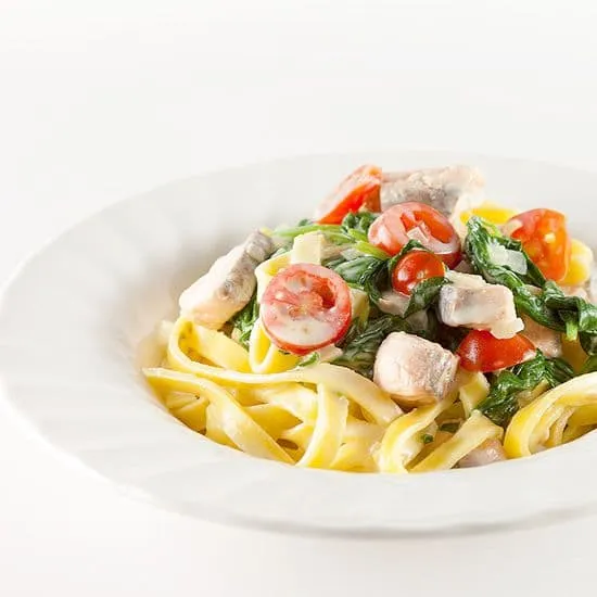 Romige tagliatelle met zalm en spinazie