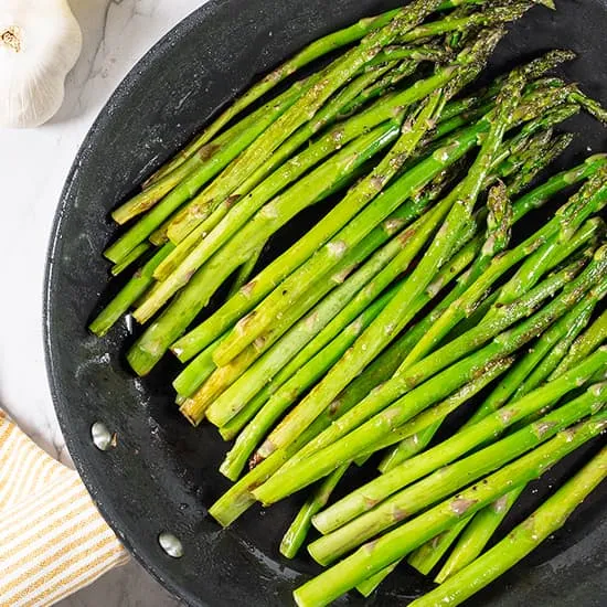 Recept: Groene asperges bakken