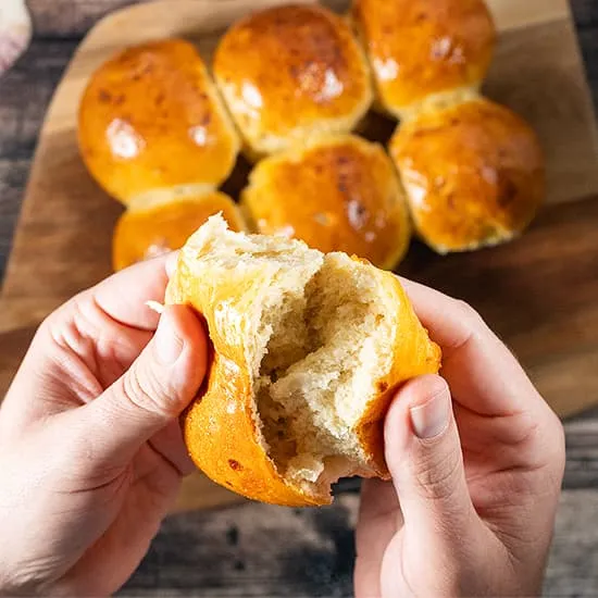Recept: Breekbrood met ui en knoflook