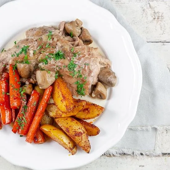 Recept: Konijn met witte wijn en champignons uit de slowcooker
